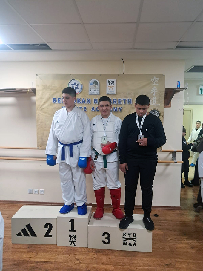 مدرسة حسني عرار للكراتيه وفنون القتال تتألق في بطولة كأس الناصرة القطرية 2025